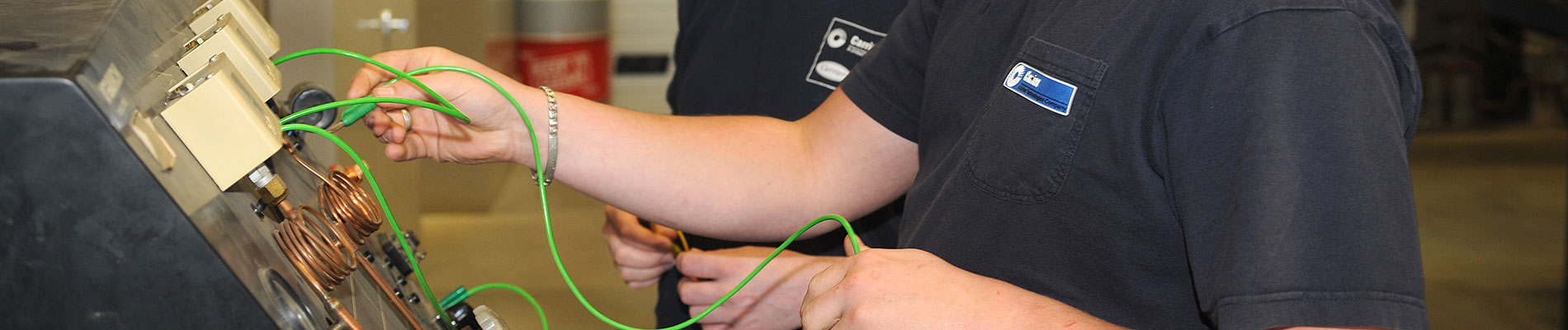 Mannen bezig met groene bedrading Elektrotechniek