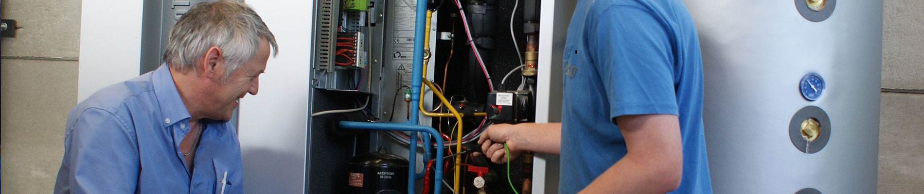 Docent en leerling werken aan de warmtepomp