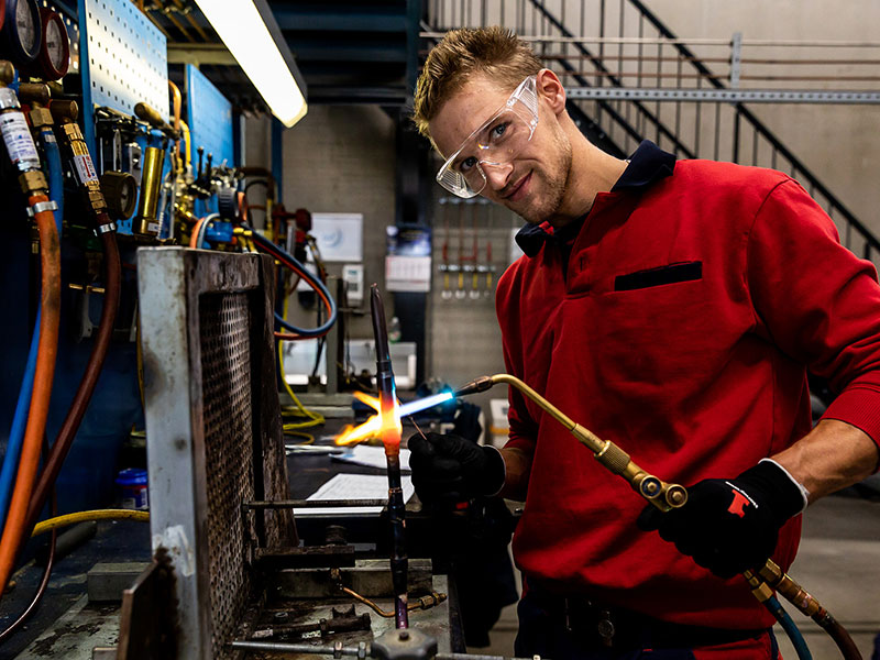 Leerling met veiligheidsbril