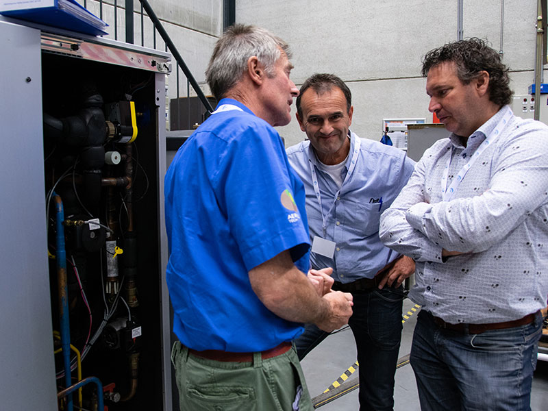 Mannen praten bij installatie