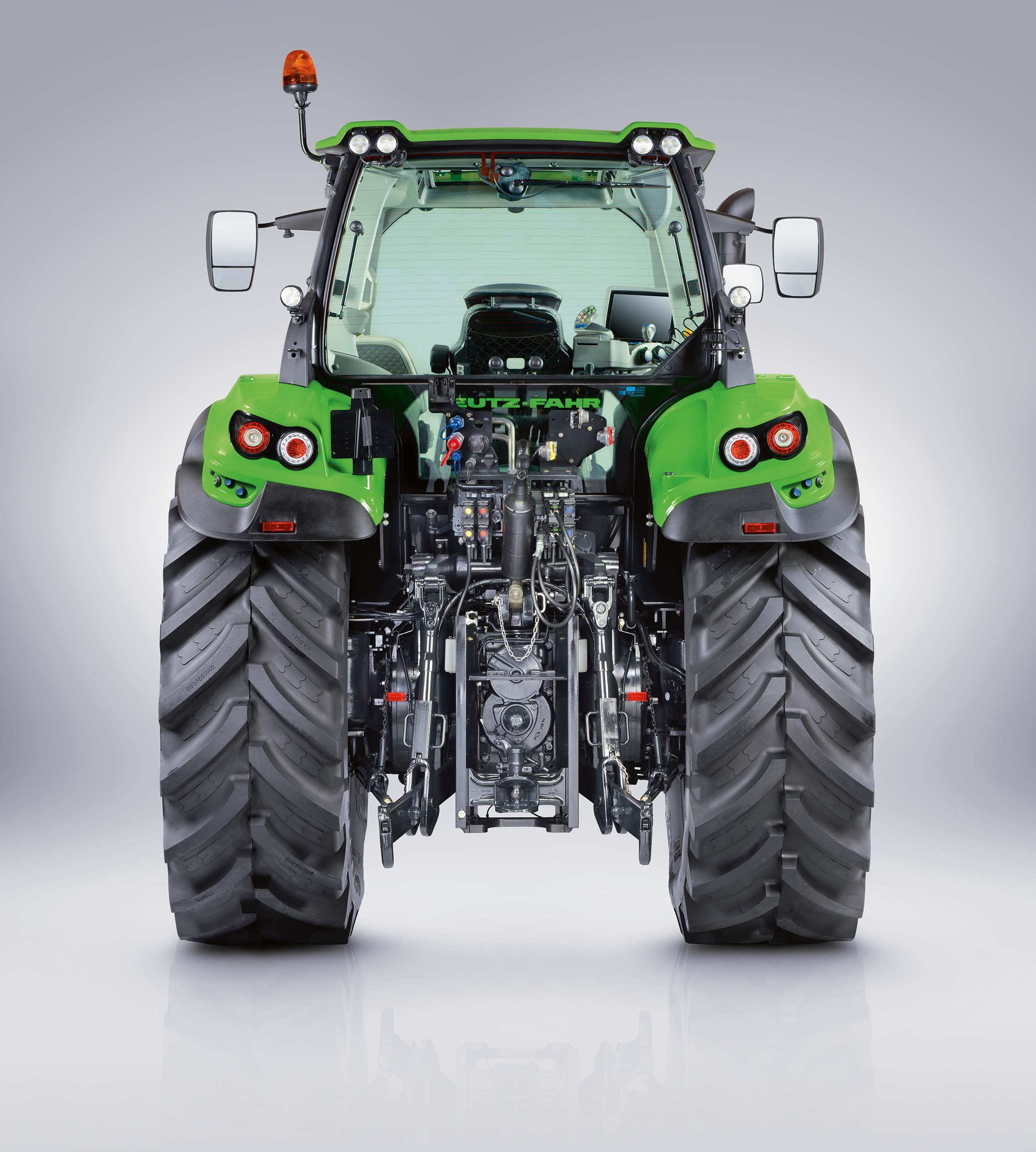 Deutz-Fahr trekker op het veld, met een ploeg bevestigd, klaar voor agrarische werkzaamheden.