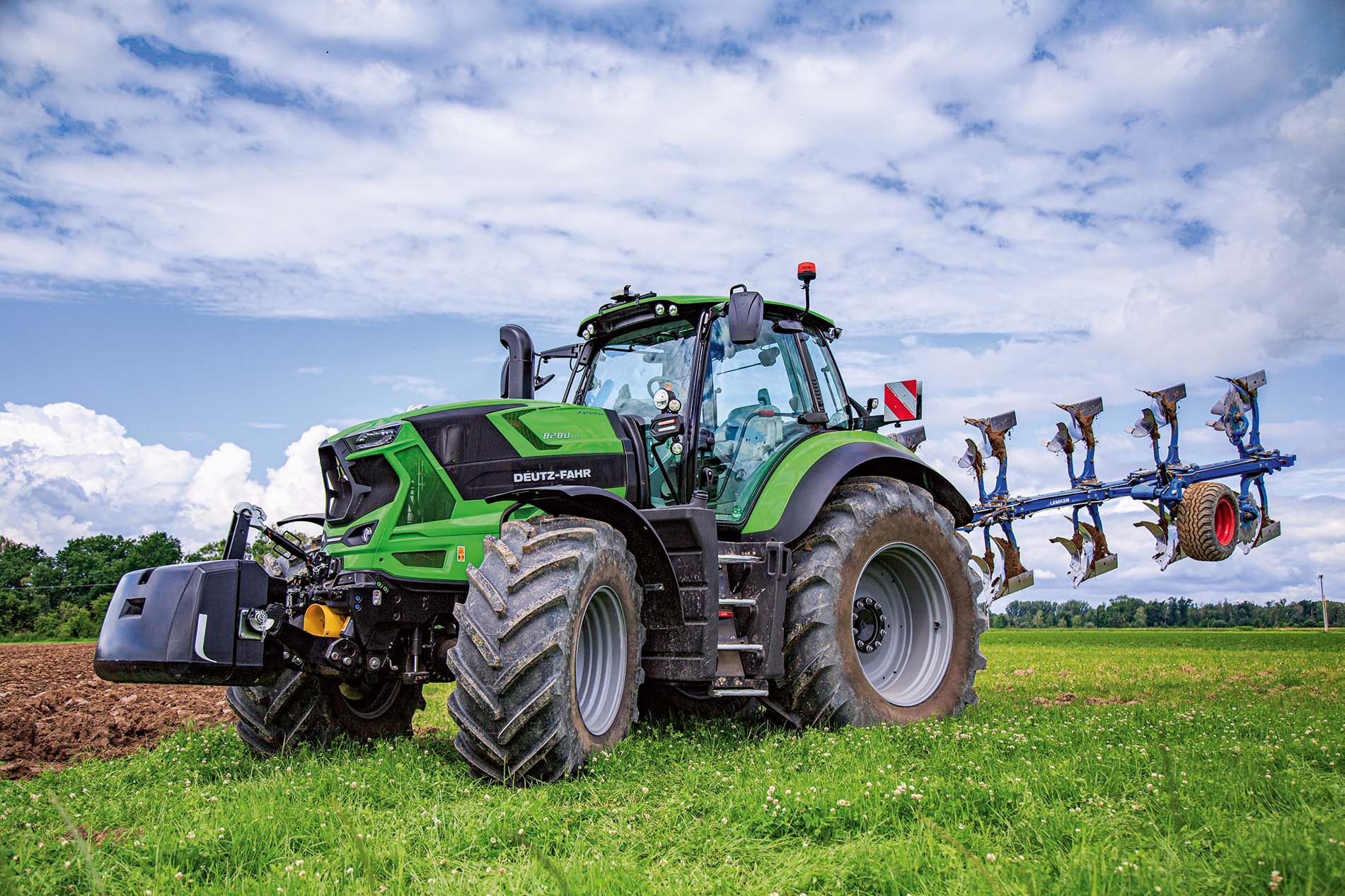 Cabine van een Deutz-Fahr trekker, met een breed touchscreen-dashboard en geavanceerde bedieningsmogelijkheden.