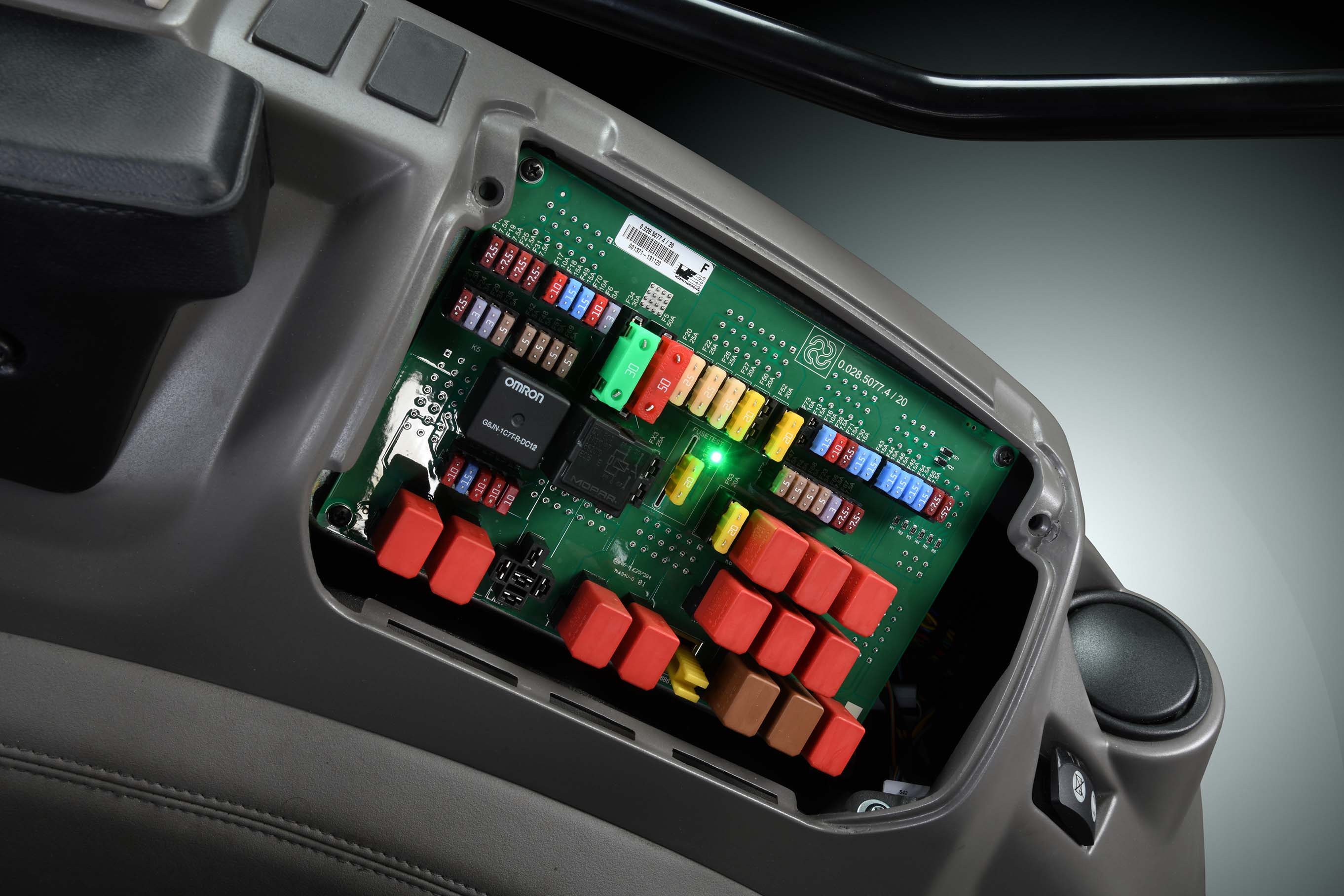 Geavanceerd elektrisch bedieningspaneel van een Deutz-Fahr trekker, met diverse modules en bedrading.