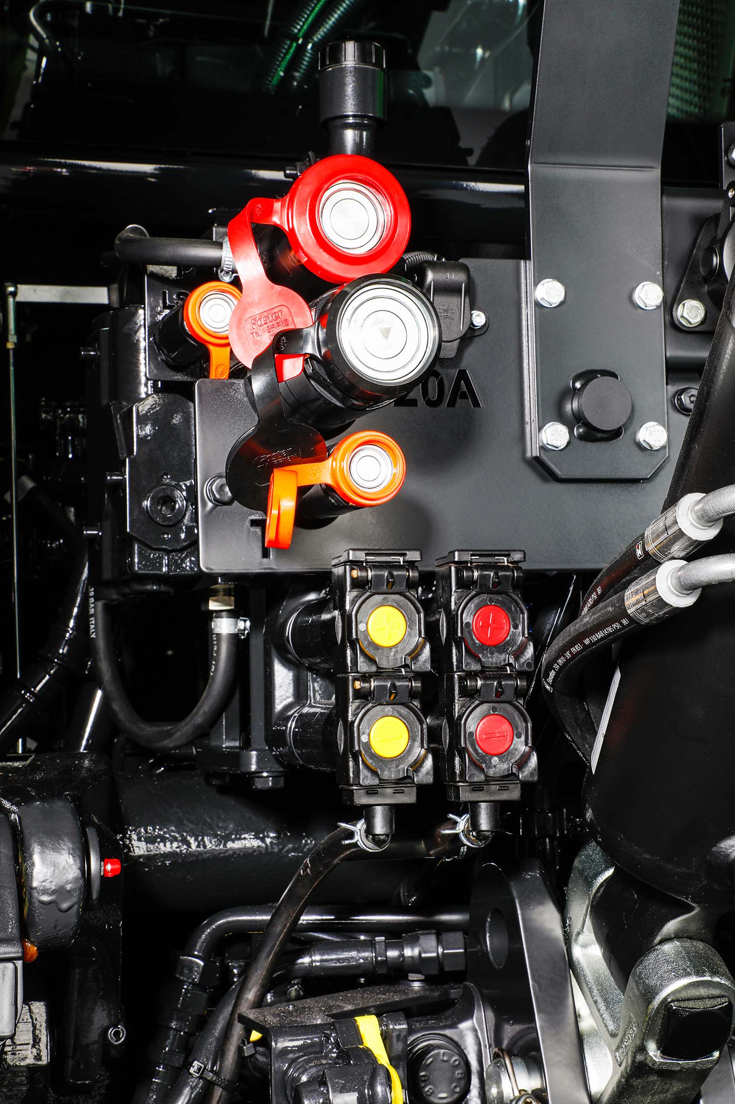Close-up van het hydraulische aansluitpaneel van een Deutz-Fahr trekker, met gekleurde koppelingen voor diverse hydraulische functies.