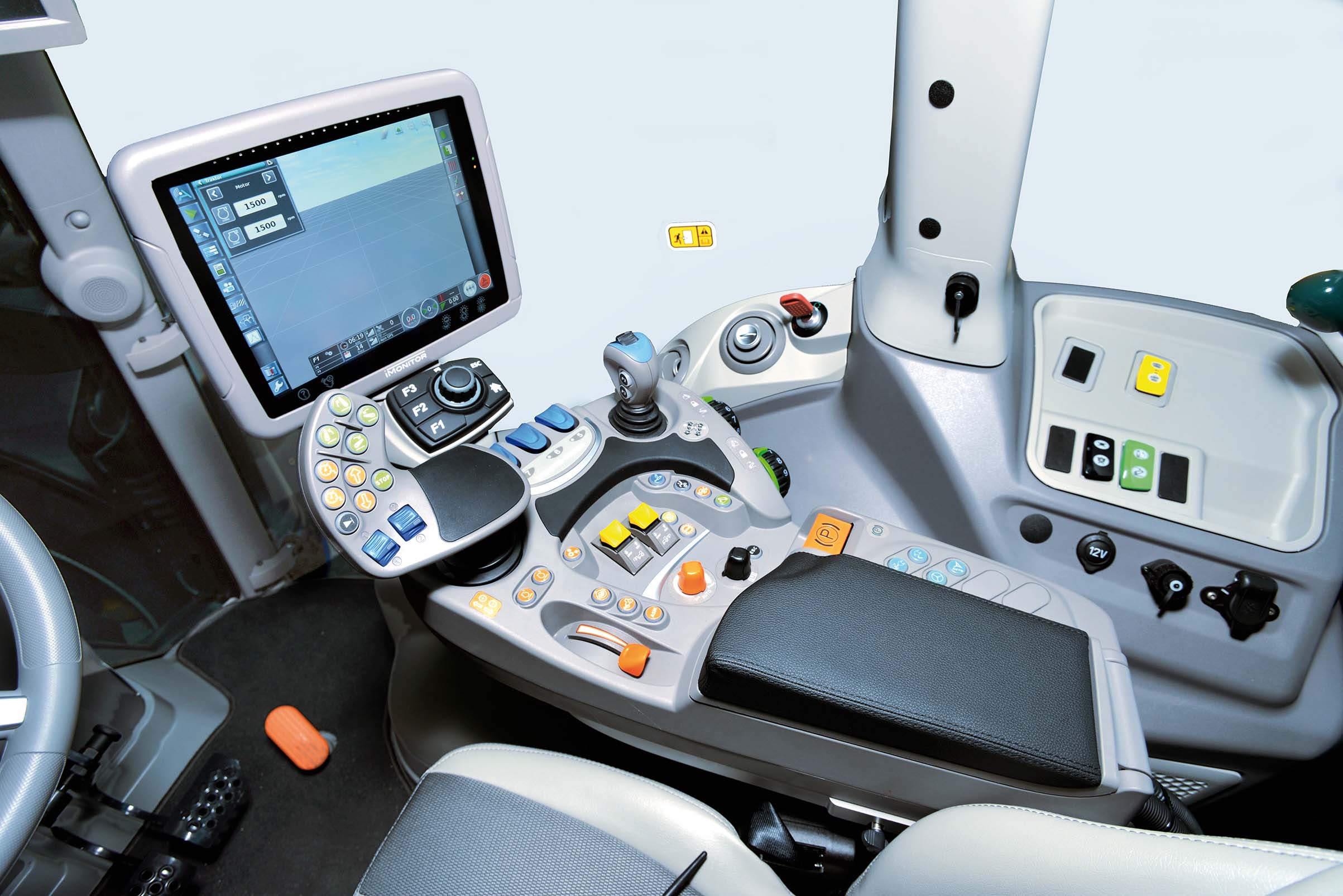 Open motorkap van een Deutz-Fahr trekker, met geavanceerde ISOBUS-technologie voor connectiviteit en precisiecontrole.