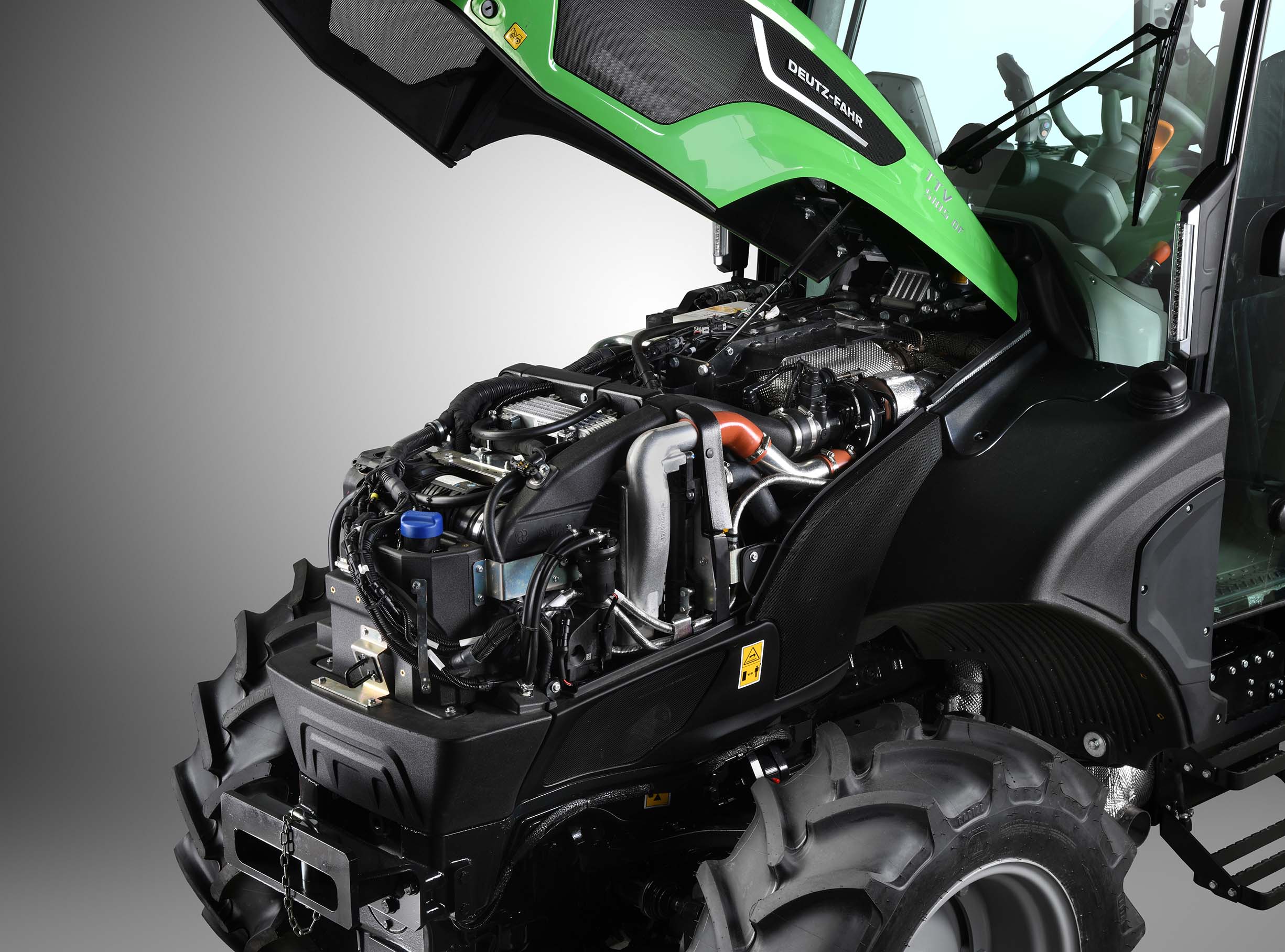 Gedetailleerde weergave van een motorblok van een Deutz-Fahr trekker, met zicht op de turbocompressor en andere kritische componenten.