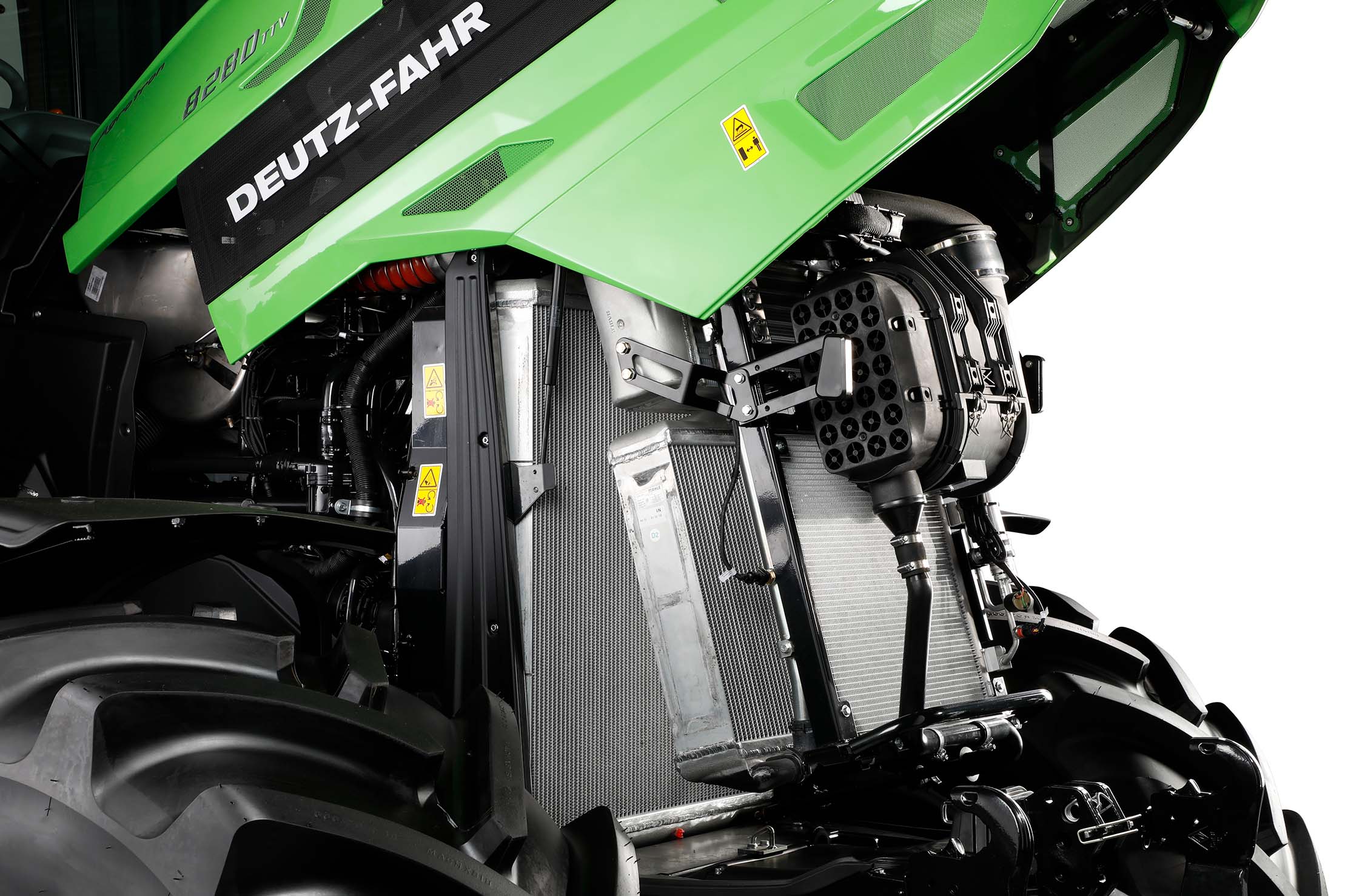 Open motorkap van een Deutz-Fahr trekker, met zicht op het koelsysteem en andere interne componenten voor diagnose en onderhoud.