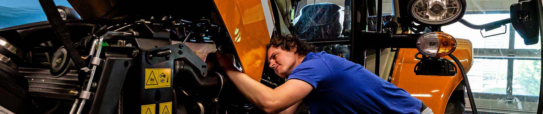 Monteur sleutelt aan trekker