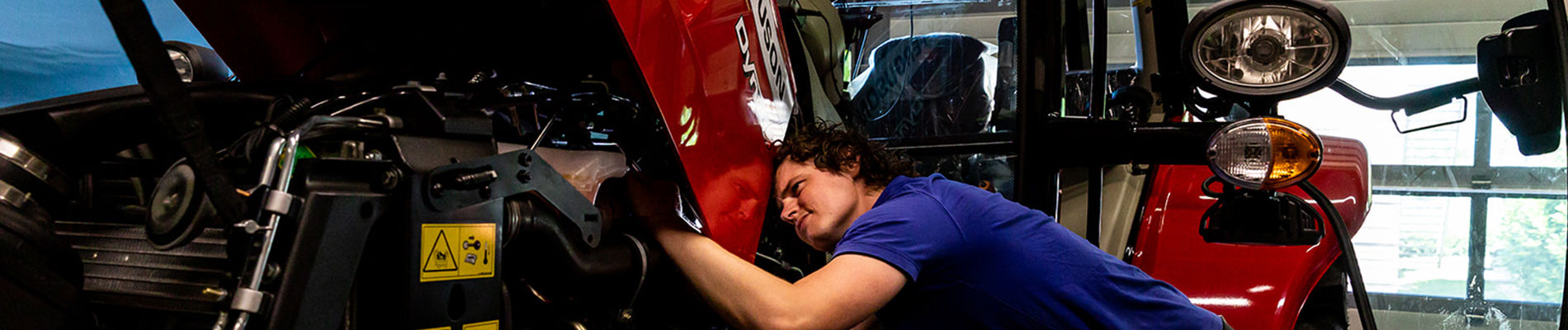 Leerling repareert tractor