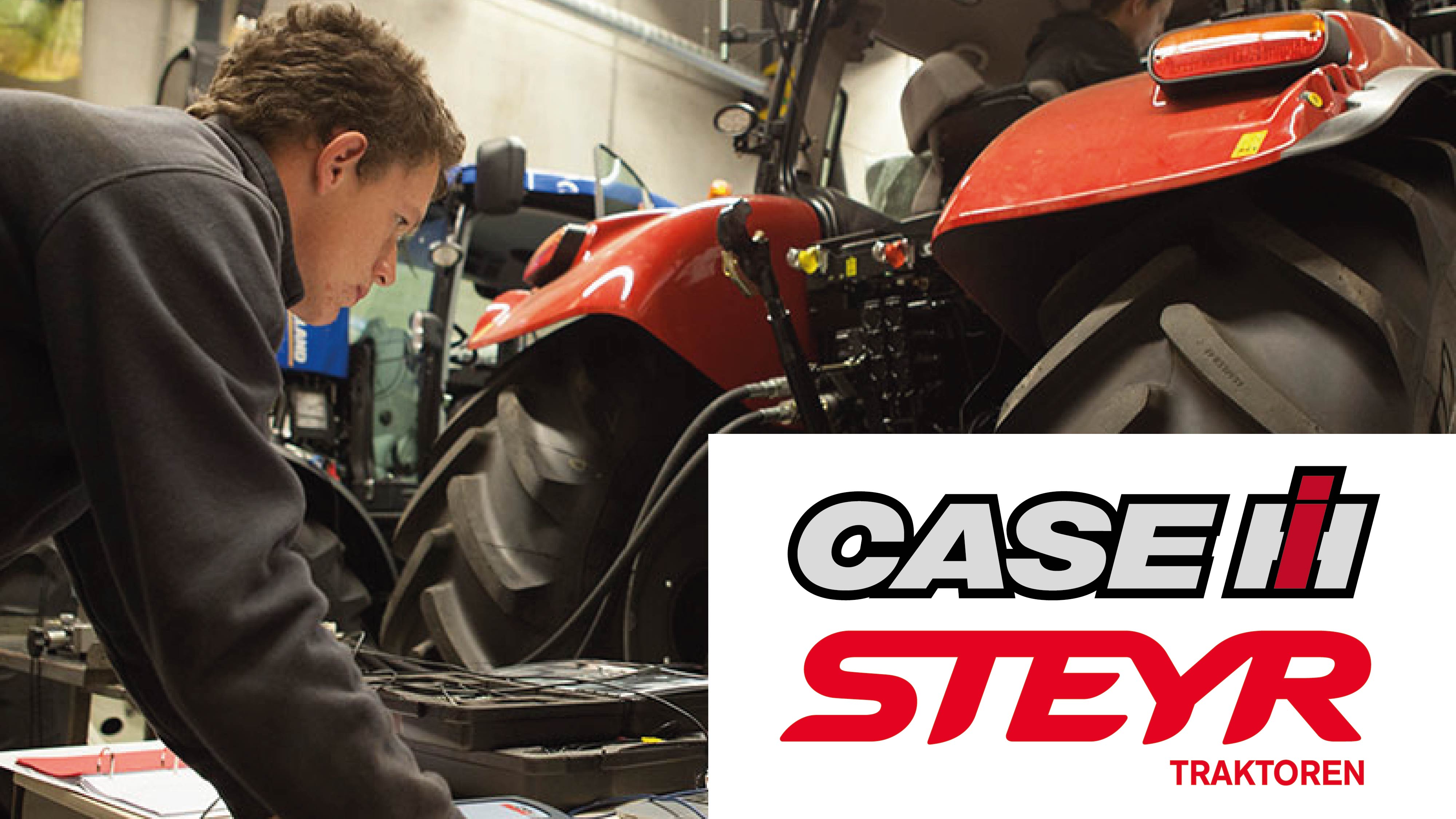 Een monteur inspecteert een rode tractor in een werkplaats, met op de voorgrond het logo van Case IH en Steyr Traktoren.