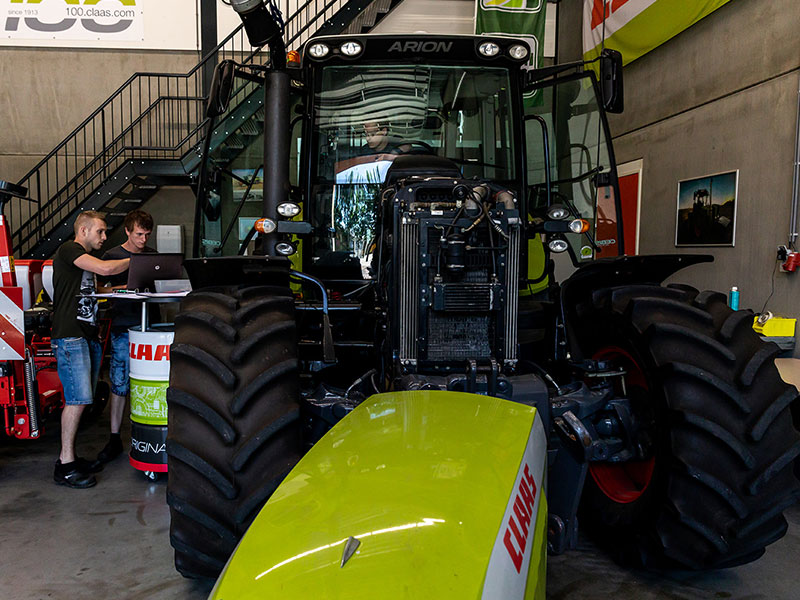 Twee leerlingen achter een tractor