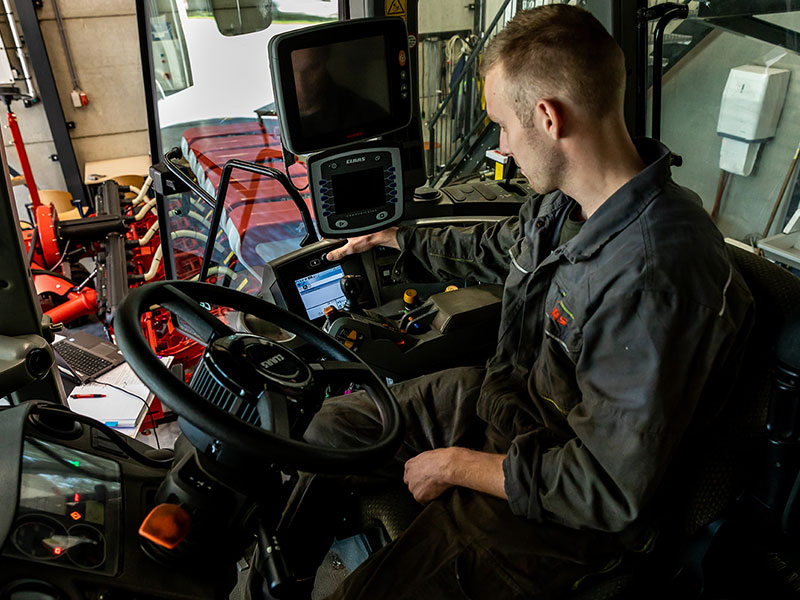 Leerling achter stuur tractor