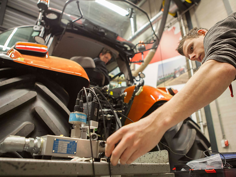 Leerling aan het werk achter tractor