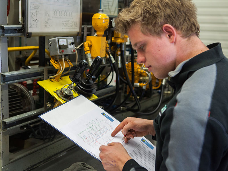 Leerling bestudeert lijst van Fedecom Academy