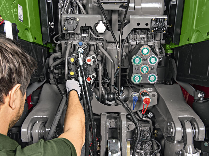 Man werkt aan tractor Fendt