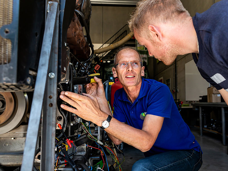 Docent praat met leerling over Fendt