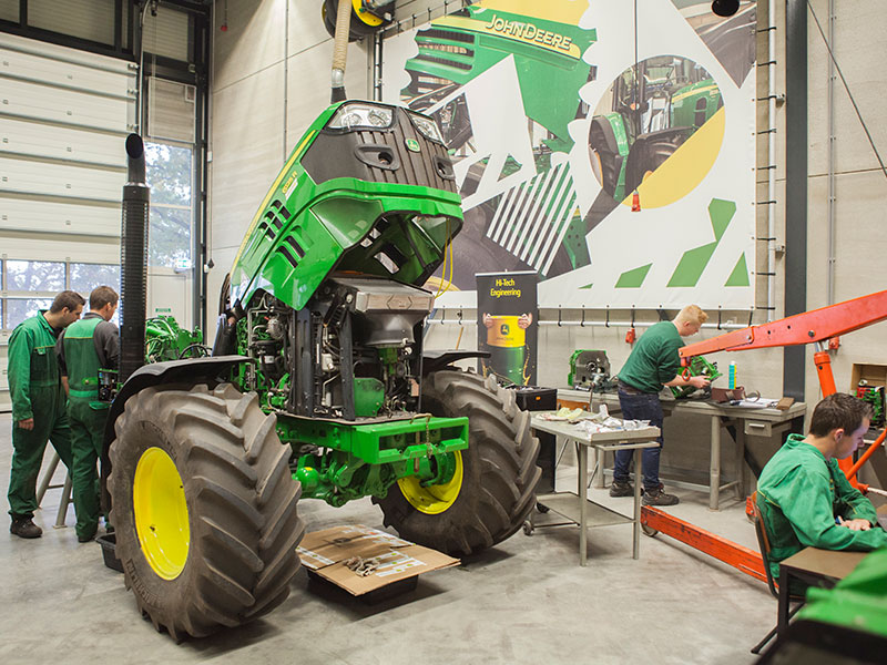 Leerlingen in werplaats met John Deere
