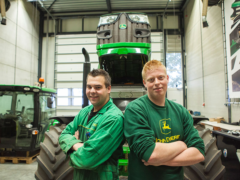 Twee leerlingen voor een John Deere