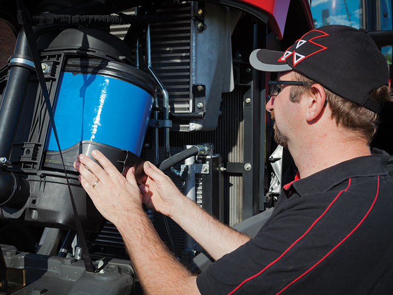 Man plaatst filter Massey Ferguson