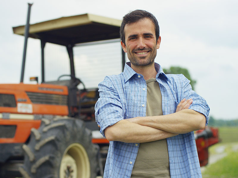 Man trots voor trekker