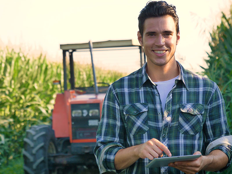 Man voor trekker met tablet