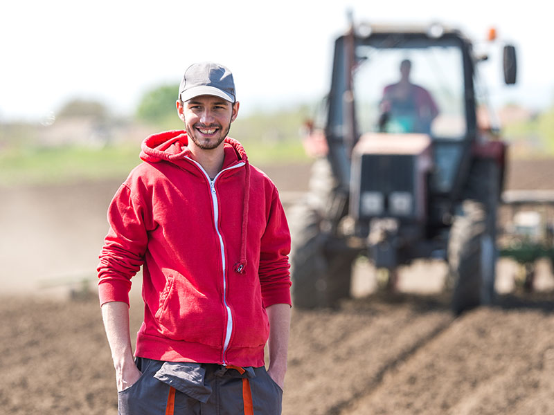 Man voor trekker in het veld