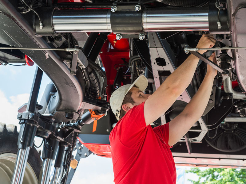 Man repareert trekker