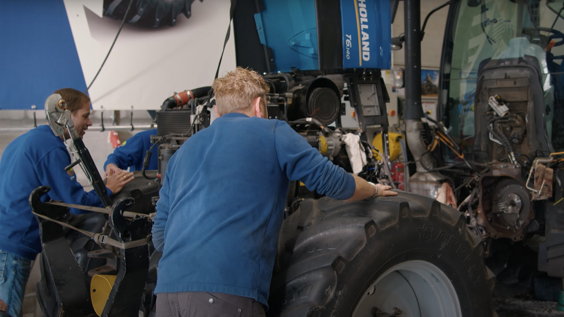 New Holland trekker uit elkaar