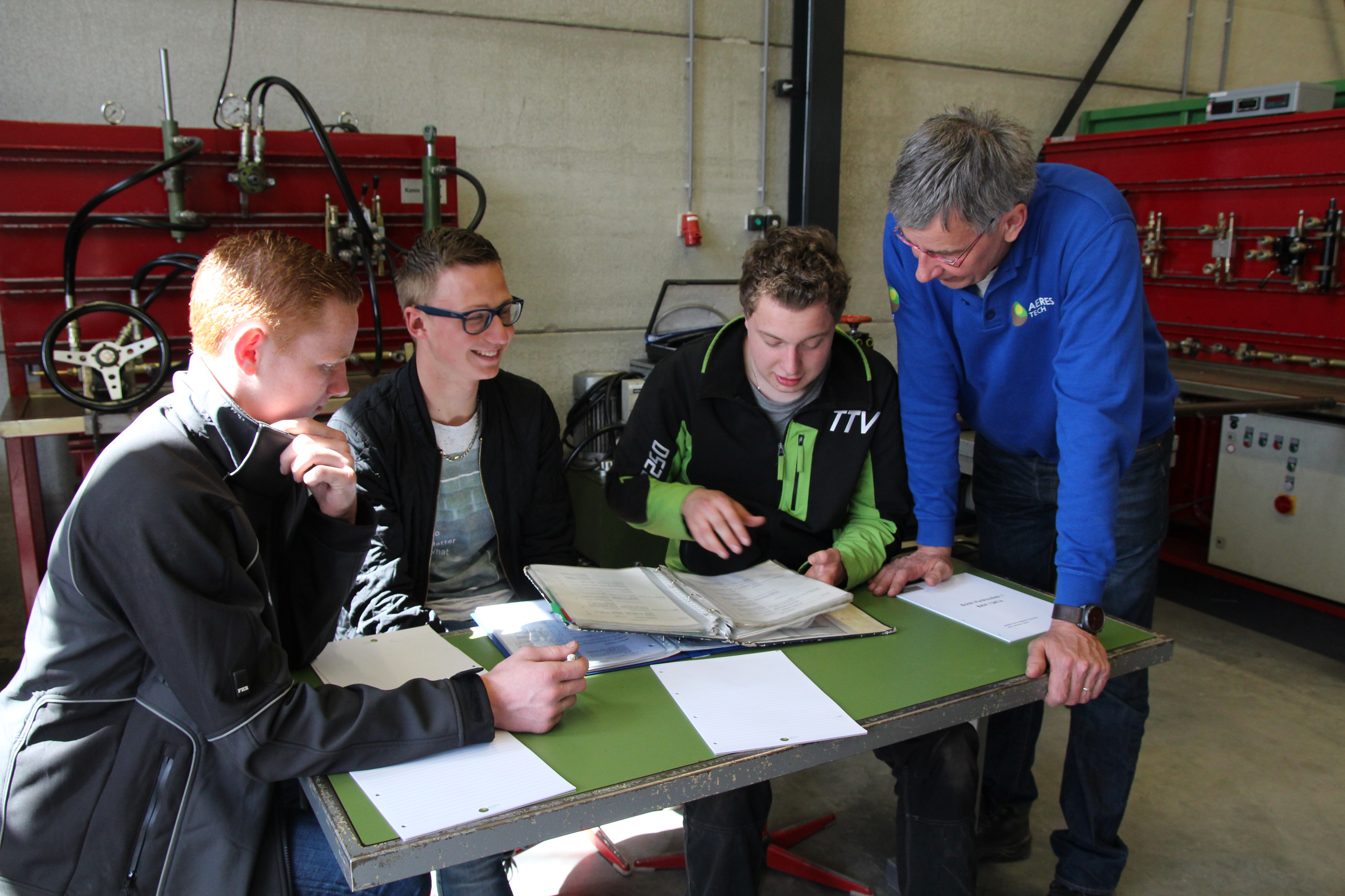 Aeres Tech: Tijdens de meeloopdag van de BBL-opleiding tot monteur werden er ook samen opdrachten uitgevoerd