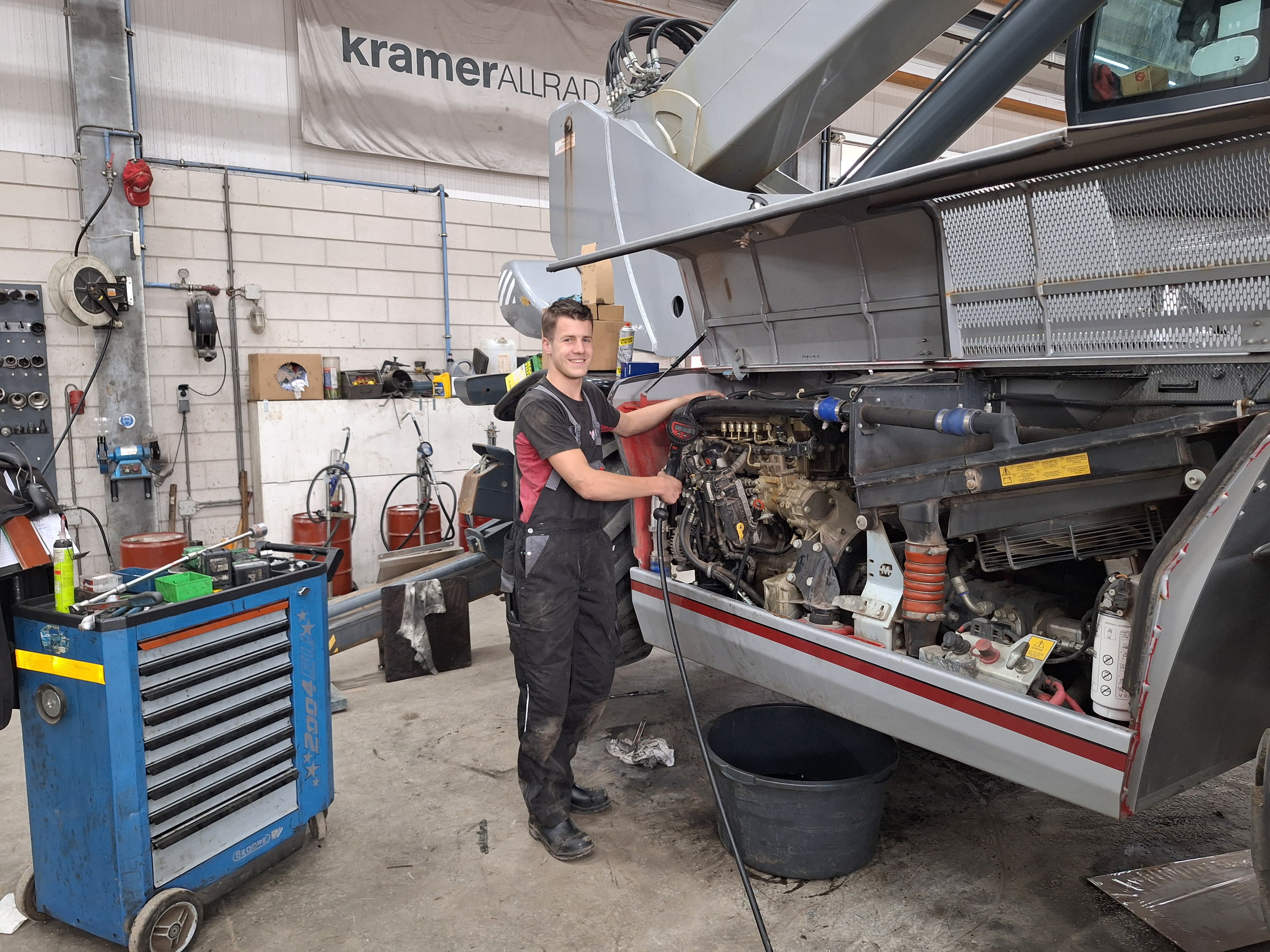 Gerco van de Munt staat bij landbouwmachine