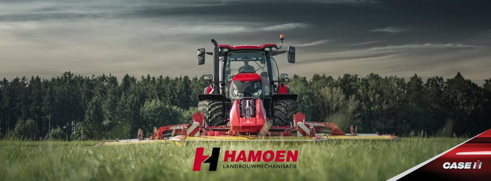 Een rode Case IH-tractor staat op een groen veld, geflankeerd door bomen in de verte. Onder in beeld staat het logo van Hamoen Landbouwmechanisatie samen met het Case IH-logo
