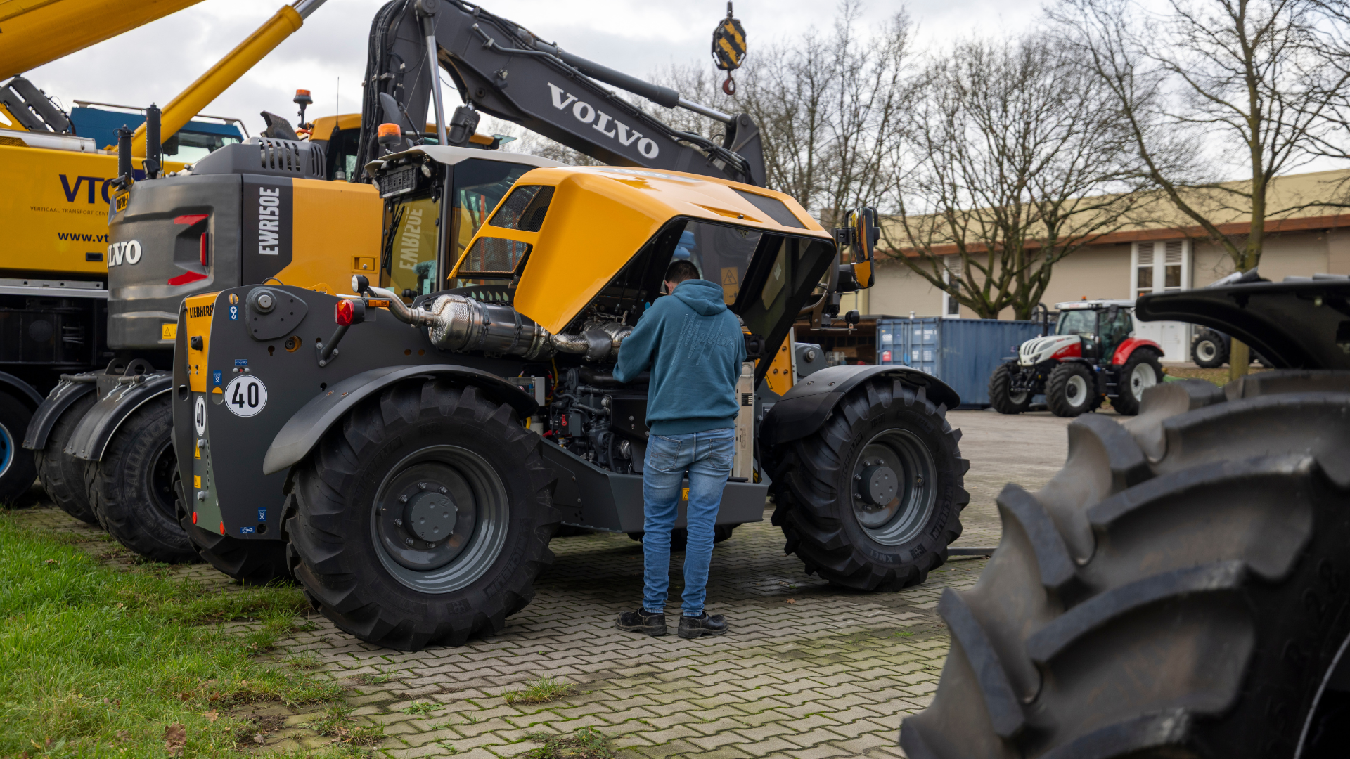 Man bij grondverzetmachine