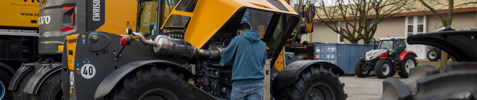 Meneer bij een grondverzetmachine