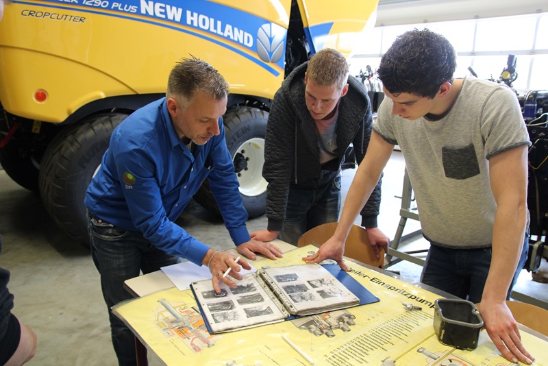 Aeres Tech: Tijdens de meeloopdag van BBL-opleiding tot monteur kregen de jongens uitleg van trainer Johan Ederveen